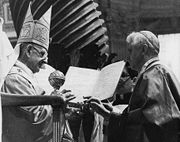S.S. Paolo VI mentre consegna l'anello cardinalizio a Joseph Ratzinger